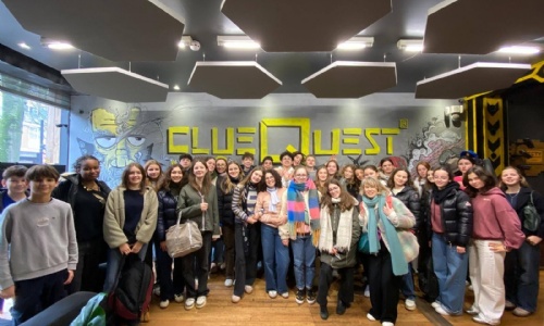 English and French students attempting a quest room